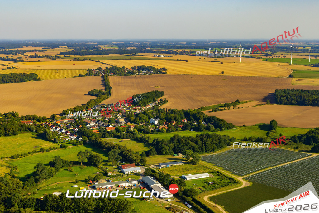 Klassische Luftaufnahme ohne Drohne zeigt:Klein Kussewitz bei Bentwisch - Die Luftbildaufnahme wurde 2025 vom UL-Flugzeug heraus erstellt ( keine Drohnenaufnahme ) - Hochauflösende Luftaufnahme -Nicht vergleichbar mit Google Maps oder Satelittenbilder- Die Geschenkidee !Mit Lizenz und Bildrechte bestellbar