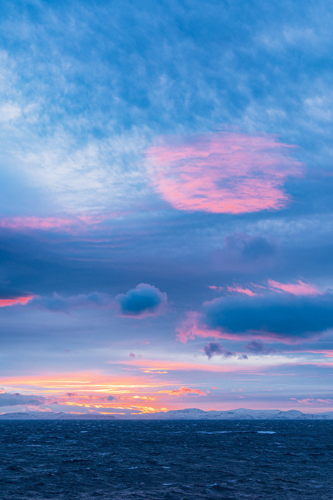 Sonnenuntergang im Winter an der Küste der Finnmark in Norwegen | Sonnenuntergang im Winter an der Küste der Finnmark in Norwegen.