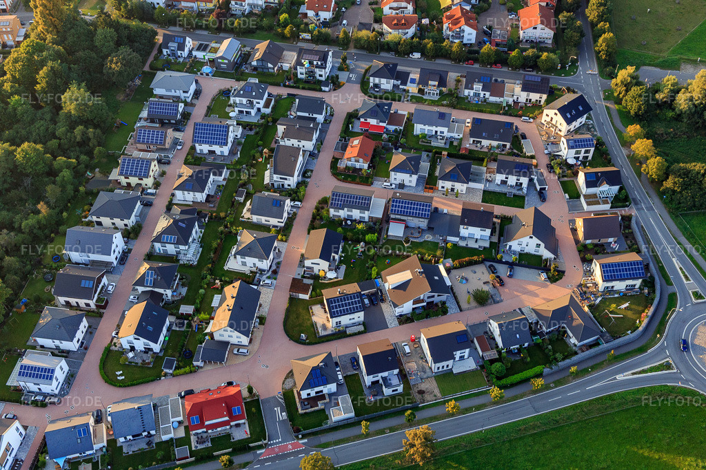 Luftbild: EFH.Siedlung mit schwarzen Dächern zwischen Heppenheimer Straße und Friedensstr in Lorsch im Bundesland Hessen in Deutschland. Foto: IMG_103079.jpg vom 28.08.2017 durch Werner Riehm/FLY-FOTO.de