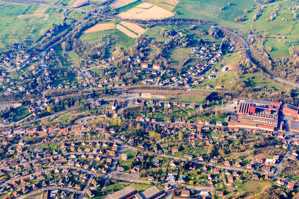 Vue aérienne: Vue de la ville depuis le nord à Niederbronn-les-Bains dans le département Bas Rhin, France – .Photo: IMG_63717.jpg prise le 30/03/2014 par Werner Riehm/FLY-FOTO.eu – Résolution de l'original: 4752 x 3168 px