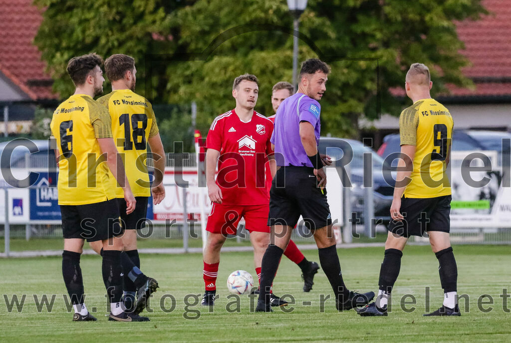 2023-09-07_058_FC_Finsing_gegen_FC_Moosinning_II | Finsing, Deutschland, 07.09.2023:
Fußball, Kreisliga 2023 / 2024, 8. Spieltag, FC Finsing gegen FC Moosinning II, Endergebnis: 3:0

Sebastian Schmid (FC Moosinning, #6)+, Stefan Erl (FC Moosinning, #18), Patrick Forchhammer (FC Finsing, #13), Schiedsrichter Noar Aliu, Manuel Gröber (FC Moosinning, #9)

Foto: Christian Riedel / fotografie-riedel.net