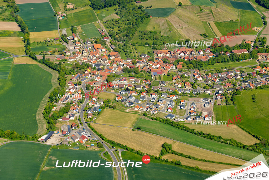 Luftaufnahme der Stadt Michelau im Steigerwald - Die Luftaufnahme wurde 2025 vom UL-Flugzeug heraus erstellt ( keine Drohne ) - Hochauflösende Luftaufnahme - für professionelle Ausdrucke geeignet. Die Geschenkidee !Mit Lizenz und Bildrechte bestellbar