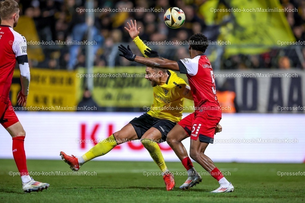 FCVK14022501016 | 14.02.2025, Fußball, FC Viktoria Köln – Alemannia Aachen, 3.Liga, Sportpark Höhenberg, Saison 2024 2025: Sasa Strujic (Alemannia Aachen #5) im Zweikampf gegen Sidny Lopes Cabral (Viktoria Köln #5)DFB regulations prohibit any use of photographs as image sequences and or quasi-video.