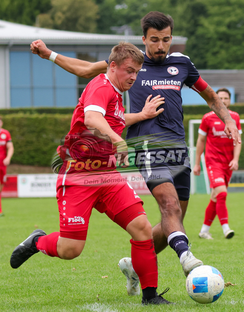 Bünder SV - VfL Holsen | Auf dem Bild zu sehen: rot Bünder SV: Robin Luca Wolf ; blau VfL Holsen: Niklas Jaschke Bünder SV, VfL Holsen, Saison 26/27, Kreisliga A, Bünde, Deutschland - Realisiert mit Pictrs.com