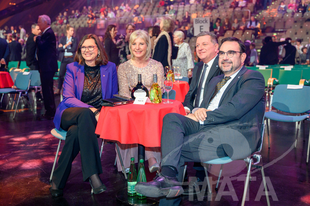 _DWA1298 | Ilse Aigner, Ulrike Scharf, Christian Bernreiter und Klaus Holetschek bei '30 Jahre Sternstunden-Gala 2023' in der Frankenhalle. Nürnberg, 15.12.2023 - Realisiert mit Pictrs.com