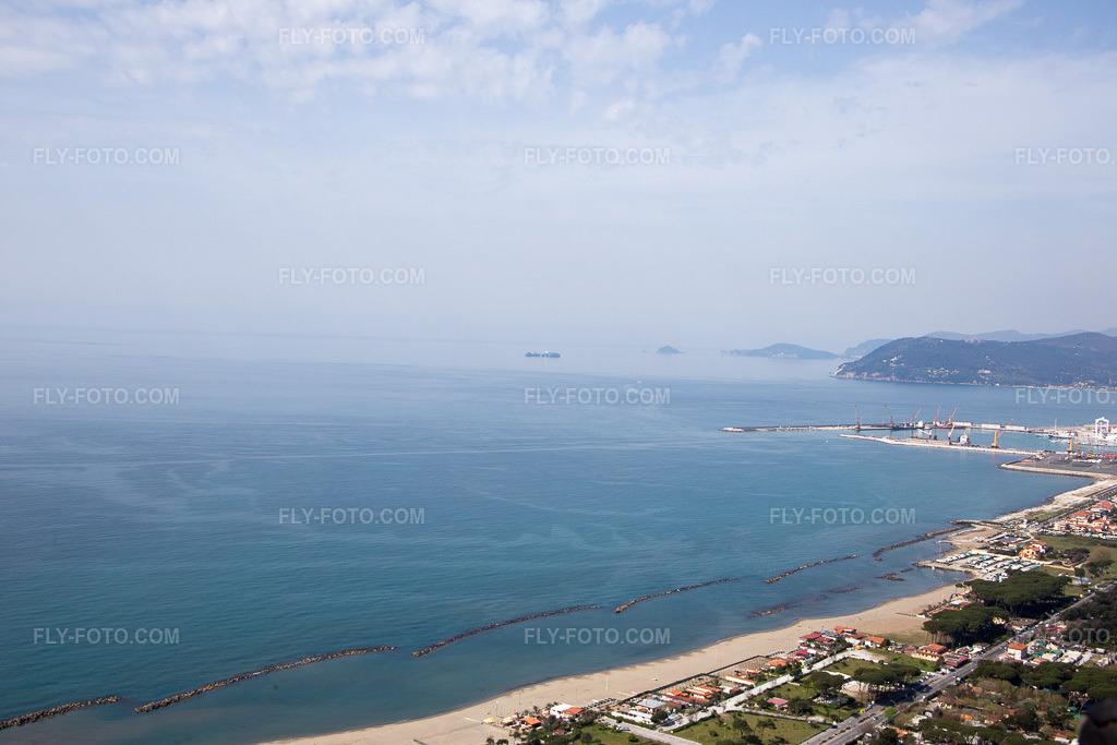 Aerial view: View of the town in Avenza in the state Tuscany, Italy.Photo: IMG_087191.jpg taken on 04/04/2016 by Werner Riehm/FLY-FOTO.comResolution of the original: 5472 x 3648 px