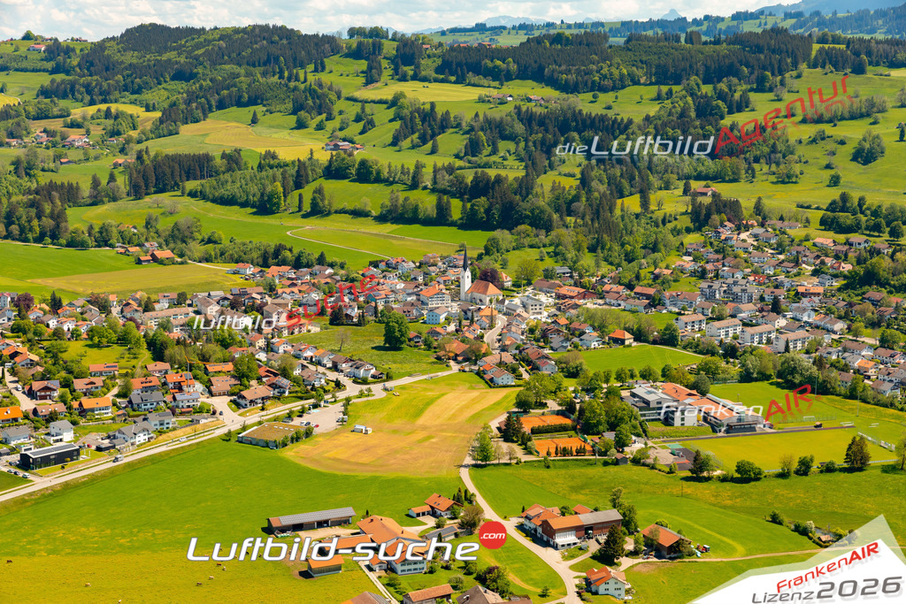 Das Luftbild zeigt :  Sulzberg - Die Luftaufnahme wurde 2024 vom UL-Flugzeug aus erstellt ( keine Drohne ) - Hochauflösende Luftaufnahme - Für grossformatige Ausdrucke geeignet. Die Geschenkidee !Mit Lizenz und Bildrechte bestellbar