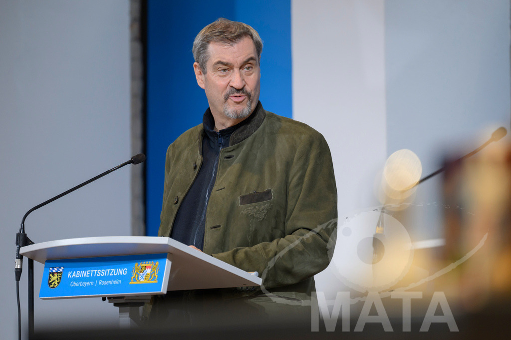 _DW04898 | Bayerns Ministerpräsident Markus Söder (CSU) bei einer Pressekonferenz im Lokschuppen. Rosenheim, 02.12.2025 Bayern Deutschland - Realisiert mit Pictrs.com
