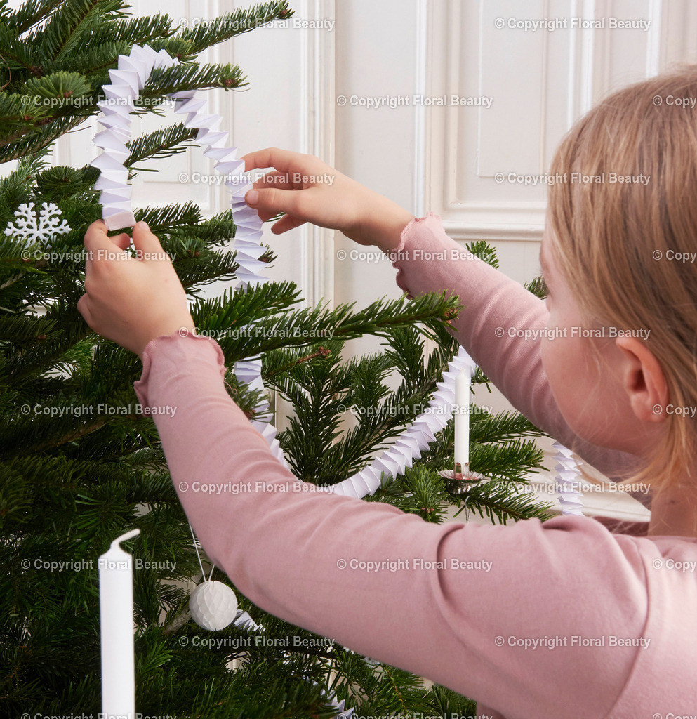 Kind dekoriert Tannenbaum mit Hexentreppe | Kind dekoriert Tannenbaum mit Hexentreppe - Realisiert mit Pictrs.com