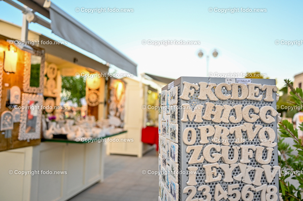 Kroatien_ Supetar_ Brac_ 03.08.2023-29 | 03.08.2023, Kroatien, HRV, Brač, Insel in Dalmatien, Supetar im Bild Strandpromenade, Spazierweg, Verkausstaende, Souvenier, Tourismus