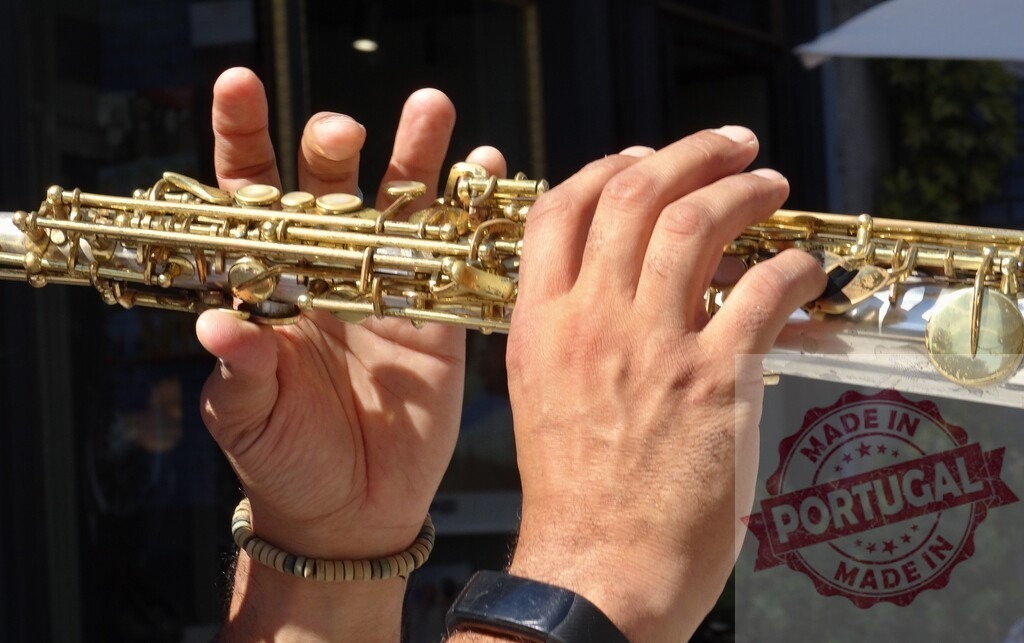 Musician's hands playing a shiny brass wind instrument | Musician's hands skillfully playing a brass woodwind instrument, creating music - Realisiert mit Pictrs.com