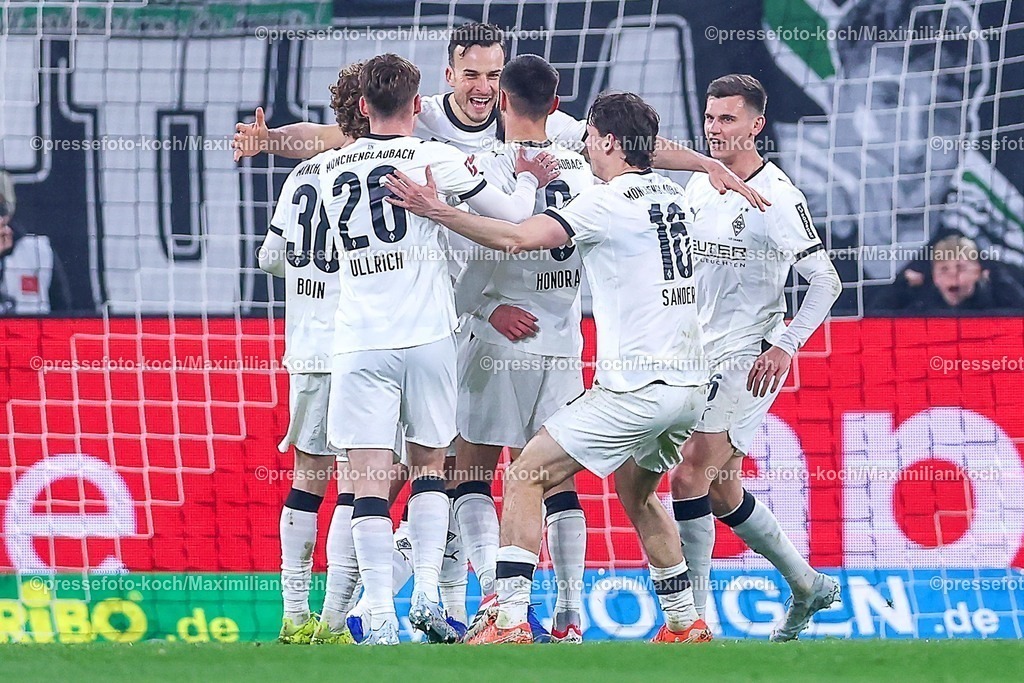 BMG13032601056 | 13.03.2026, Fußball, Borussia Mönchengladbach - FC St. Pauli, 1. Fußball Bundesliga, 26.Spieltag, Borussia-Park, Saison 2025 2026: Torjubel nach dem Tor zum 2:0 durch Torschütze Franck Honorat&nbsp;(Borussia Mönchengladbach #09)  zusammen mit  Haris Tabakovic&nbsp;(Borussia Mönchengladbach #15) Hugo Bolin&nbsp;(Borussia Mönchengladbach #38) Luca Netz&nbsp;(Borussia Mönchengladbach #20) Philipp Sander&nbsp;(Borussia Mönchengladbach #16)  Yannik Engelhardt&nbsp;(Borussia Mönchengladbach #06) DFB regulations prohibit any use of photographs as image sequences and or quasi-video.