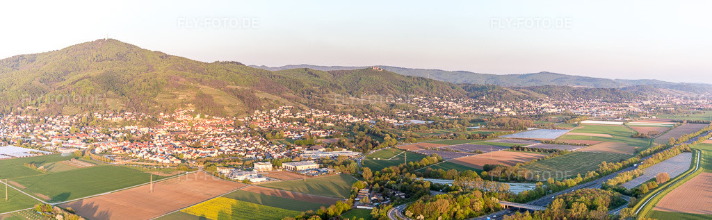 Luftbild: Panorama - Perspektive der Wald und Berglandschaft des Melimbokus am Rand des Odenwald in Zwingenberg im Bundesland Hessen in Deutschland. Foto: IMG_077838-Pano.jpg vom 23.04.2015 durch Werner Riehm/FLY-FOTO.deAuflösung des Originals: 10179 x 3151 px