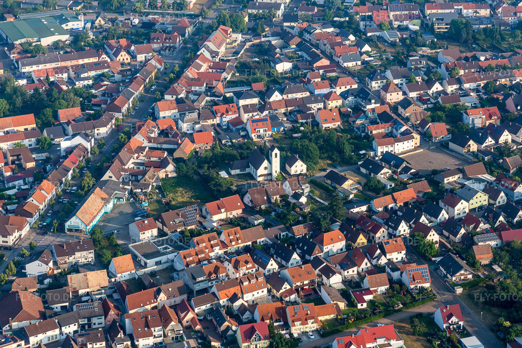 Luftbild: Evangel. Kirche Wiesental im Ortsteil Wiesental in Waghäusel im Bundesland Baden-Württemberg in Deutschland. Foto: IMG_080509.jpg vom 12.06.2015 durch Werner Riehm/FLY-FOTO.de