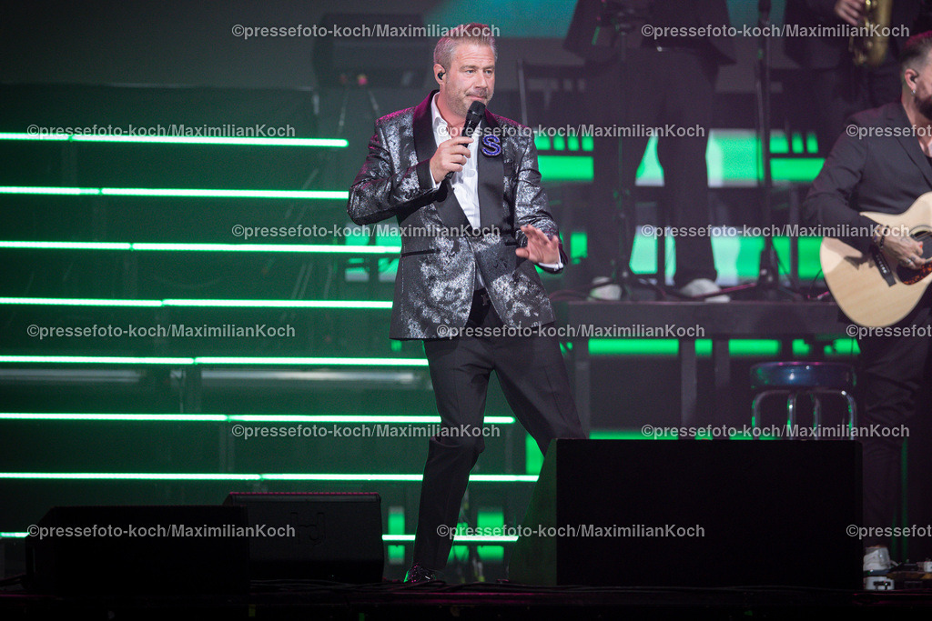 Due24052401030 | 24.05.2024, Düsseldorf, Mitsubishi Electric HALLE, Sänger Sasha (Sascha Röntgen-Schmitz) performt bei seinem Konzert - This Is My Time, Die Show - 