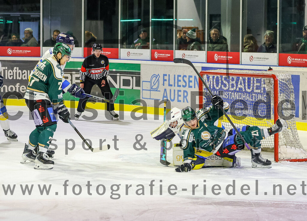 2026-01-09_096_TSV_Erding_gegen_Stuttgart_Rebels | Erding, Deutschland, 09.01.2026:Eishockey, Oberliga Süd 2025 / 2026, 35. Spieltag, TSV Erding gegen Stuttgart Rebels, Endergebnis: Mark Waldhausen (Erding Gladiators, #27), Torwart Nick Jordan Vieregge (Stuttgart Rebels, #29), Erik Modlmayr (Erding Gladiators, #21)Foto: Christian Riedel / fotografie-riedel.net