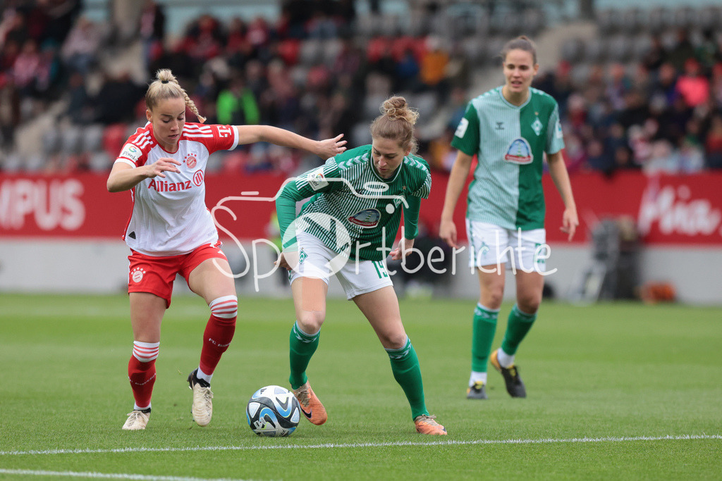 FC Bayern München Frauen - SV Werder Bremen Frauen | im Duell Giulia GWINN (FCB #7) und Saskia MATHEIS (SVW #19) / Zweikampf