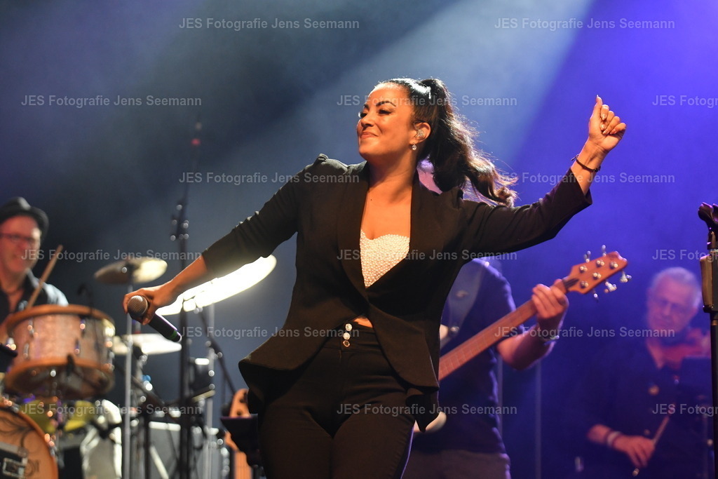 2026_Deborah Lee und the news_One Moment time Whitney Houston__0200 | Fotograf Jens Seemann - Realisiert mit Pictrs.com