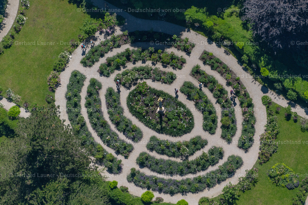 4031312 | FELDAFING 12.06.2020 Die Roseninsel auf dem Starnberger See in der Feldafinger Bucht, auf Höhe des so genannten Glockenstegs, gehört als Ortsteil Wörth (Schloss) zur Gemeinde Feldafing im Bundesland Bayern. Auf der Insel die ehemalige Sommervilla von König Maximilian II mit dem Rosarium. Unterwasserarchäologische Funde der Pfahlbausiedlung nordöstlich der Insel gehören zum UNESCO-Weltkulturerbe. // The Rose Island in Lake Starnberg in the district Woerth belongs to the municipality Feldafing in in the state Bavaria. On the island, the former summer residence of King Maximilian II with the Rosarium. Underwater Archaeological Finds belong to the UNESCO World Heritage Site. Foto: Gerhard Launer
