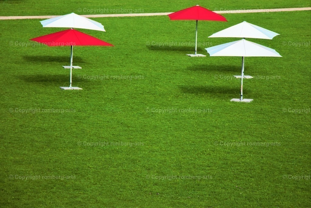 Buntes Grün | Rasen, das Grün, Grün mit weißen und roten Schirmen, Sonnenschirme, weiße und rote Sonnenschirme, Green