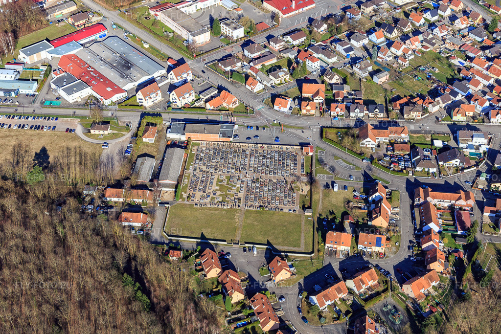 Vue aérienne: Cimetière et NORMA vus de l'ouest, avec le collège Charles de Gaulle. à Seltz dans le département Bas Rhin, France – .Photo: IMG_104838.jpg prise le 14/03/2018 par Werner Riehm/FLY-FOTO.eu – Résolution de l'original: 5086 x 3391 px – Collège Charles de Gaulle