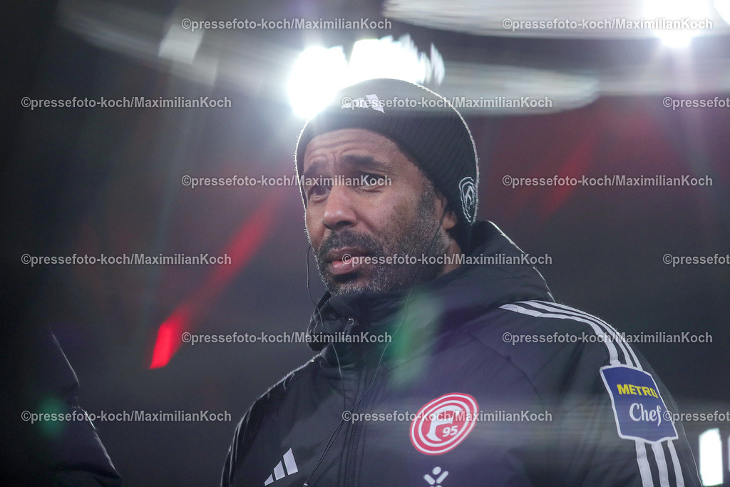 Due20122401014 | 20.12.2024, Fußball, Fortuna Düsseldorf - 1. FC Magdeburg, 2. Bundesliga, Merkur Spiel-Arena, Saison 2024 2025: Cheftrainer Daniel Thioune (Trainer Fortuna Düsseldorf)DFB regulations prohibit any use of photographs as image sequences and or quasi-video.