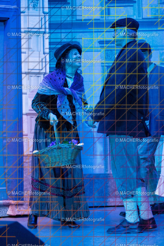 046_MFL-2025 | Portraitbilder von Regisseur; Darsteller; Techniker; Maske; Kostüme; Chor; Musiker; Bilderserie der Generalprobe und der Premierenvorstellung, Szenenbilder; Ausdrucksstudien; Bühnenüberblick; Bühnenkulissen; Pressefotos inkl. Redaktionsfoto Darstellergruppe.