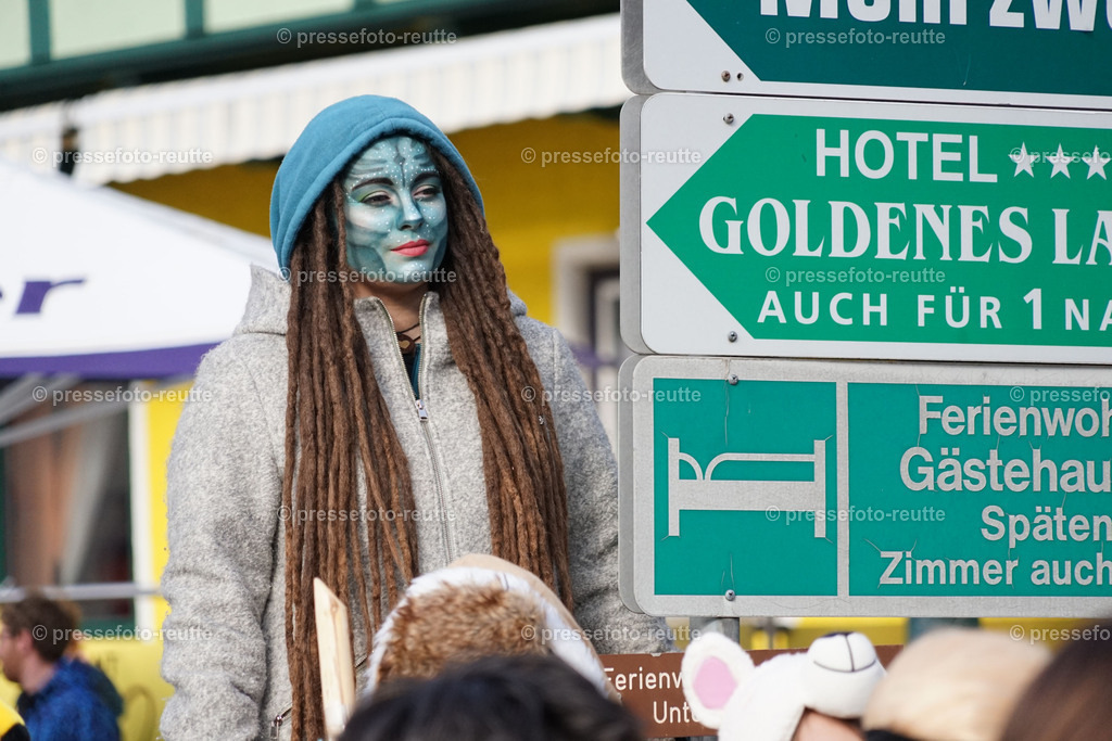 news-2023-Feb11-Fasching-Weissenbach-DSC01716 | Info aus dem Bezirk Reutte/Ausserfern Tirol sowie eine umfangreiche Bilddatenbank über die gesamte Region: Lechtal, Talkessel Reutte, Tannheimertal, Zwischentoren. Lech, Plansee, Zugspitze, Grenztunnel, B179, Fernpassstraße, Verkehr, Lawinen, Tradition, - Realisiert mit Pictrs.com
