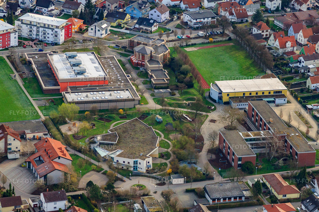 Luftbild: Bürgerhaus, Tullahalle und Tullaschule im Ortsteil Maximiliansau in Wörth im Bundesland Rheinland-Pfalz in Deutschland. Foto: IMG_25450.jpg vom 02.04.2010 durch Werner Riehm/FLY-FOTO.de