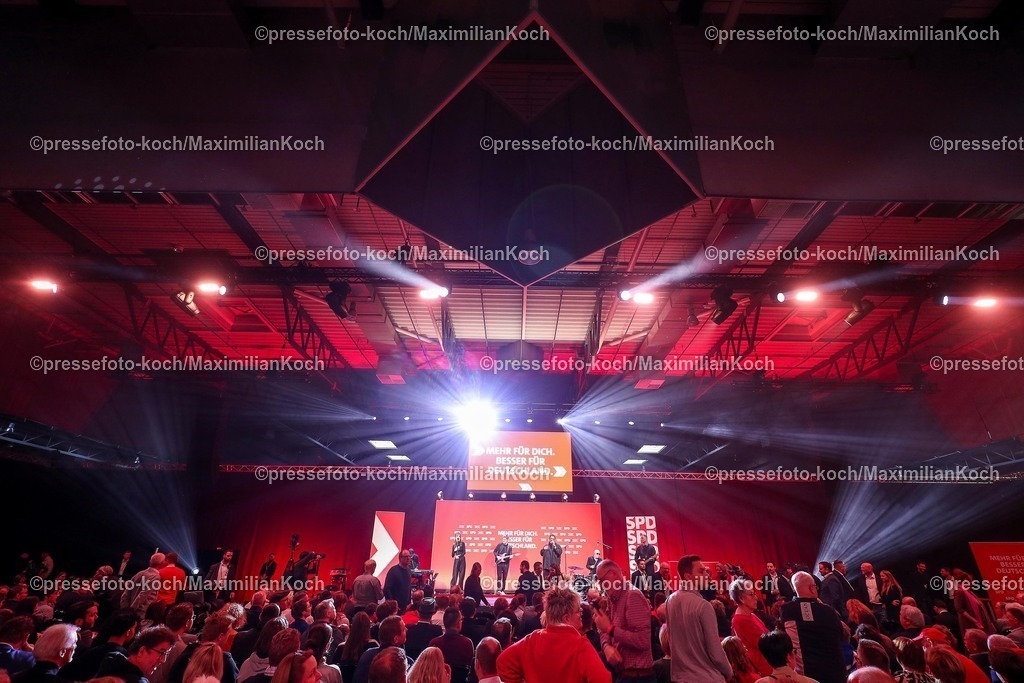 SPD21022502048 | 21.02.2025, Wahlkampfveranstaltung SPD,  Abschlusskundgebung der Sozialdemokratische Partei Deutschlands vor den Bundestagswahlen, Westfalenhalle Dortmund. Im Bild: Feature Slogan Symbolbild Symbolfoto Übersicht Innenansicht Übersichtsbild Zuschauer Besucher 