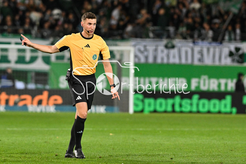 SpVgg Greuther Fürth - Karlsruher SC | FUERTH, GERMANY - OCTOBER 24: in action Referee Eric WEISBACH during the 2. bundesliga match between SpVgg Greuther Fuerth vs. Karlsruher SC on matchday 10 at Sportpark Ronhof Thomas Sommer on October 24, 2025 in Fuerth, Germany / DFL REGULATIONS PROHIBIT ANY USE OF PHOTOGRAPHS AS IMAGE SEQUENCES AND/OR QUASI-VIDEO