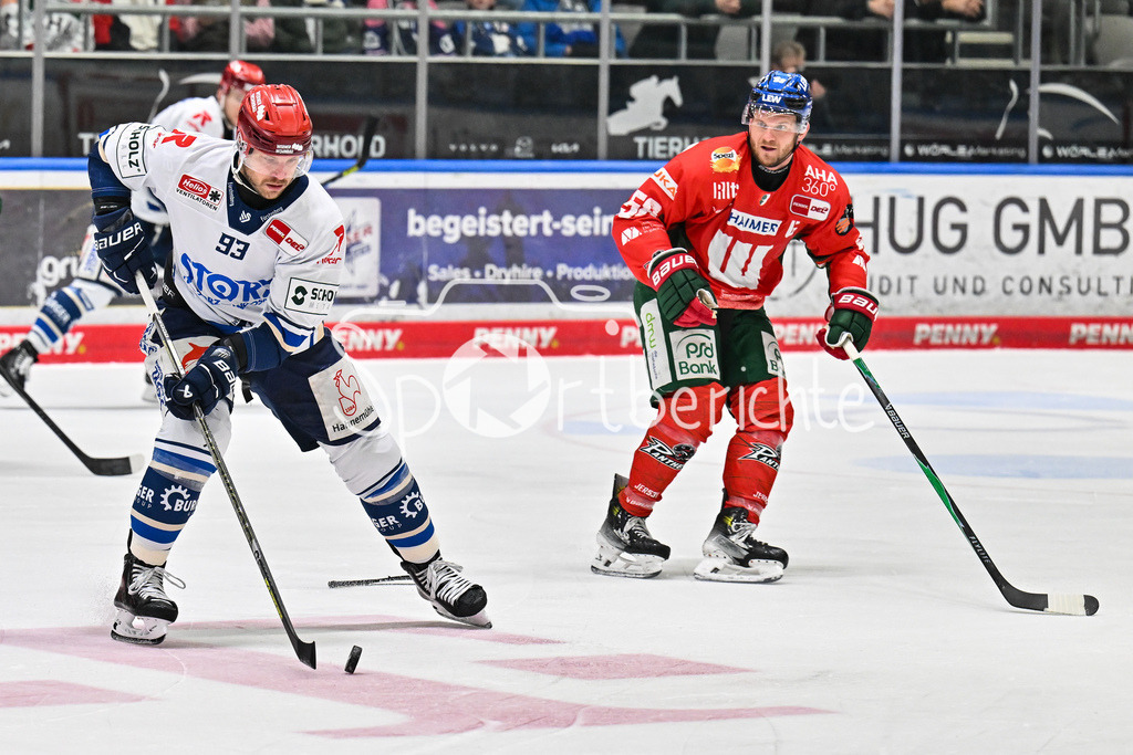 Augsburger Panther - Schwenninger Wild Wings | AUGSBURG, GERMANY - 02. JANUARY: im Duell Sebastian UVIRA (Schwenninger Wild Wings 93) und Maximilian RENNER (Augsburger Panther 58) während dem Match zwischen den Augsburger Panthern und den Schwenninger Wild Wings am 35. Spieltag der Penny DEL im Curt Frenzel Stadion 6