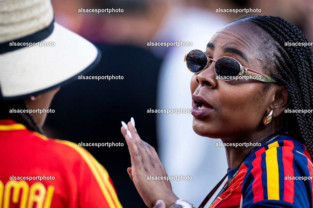 FOOTBALL : Argentine vs Espagne – Finale de la Coupe du Monde FIFA 2026. New York New Jersey Stadium, East Rutherford, New Jersey, États-Unis. 19/07/2026. | Sheila Ebana célèbre la victoire de l'Espagne avec son fils Lamine Yamal après la finale de la Coupe du Monde de la FIFA 2026 au New York New Jersey Stadium, à East Rutherford (New Jersey), le 19 juillet 2026, aux États-Unis.