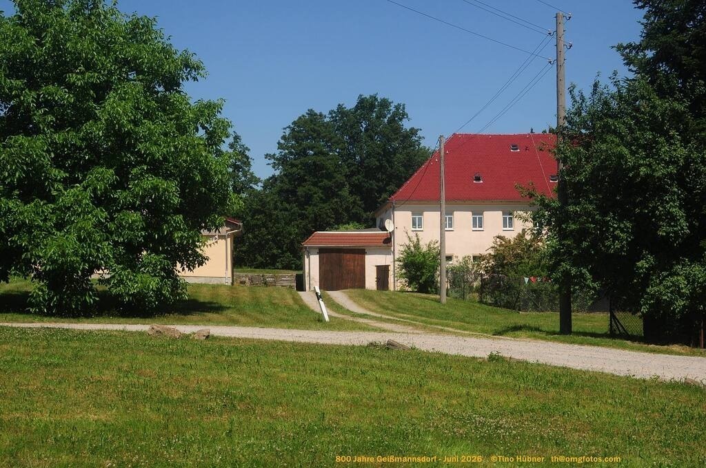 Geißmannsdorf-2026-Ortsbilder-437 | Geißmannsdorf bei Bischofswerda im Sommer 2026. Ein fotografischer Streifzug durch das Dorf Geißmannsdorf, mit Gebäuden, Straßen, Strohpuppen und geschmückten Vorgärten und Grundstücken anlässlich der 800-Jahr-Feier von Geißmannsdorf im Juni 2026 - Realisiert mit Pictrs.com