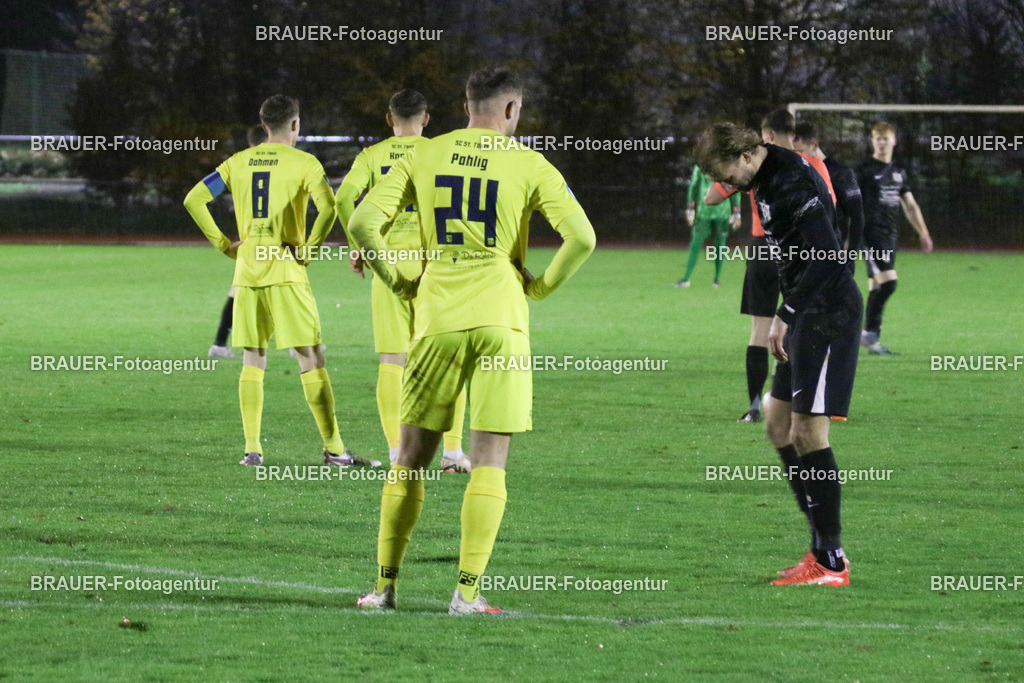 19.11.2025 SC St. Tönis - VfB Hilden | Tönisvorst, Deutschland, 20.11.2025: Maximilian Pohlig (SC St. Tönis) schaut während des Niederrheinpokal - Spiel zwischen SC St. Tönis und VfB Hilden am 20.11. 2025 im Tönisvorster YAYLA-Sportpark Jahn-Stadion in Tönisvorst, Deutschland. (Foto Ralph Görtz / Brauer-Fotoagentur)
