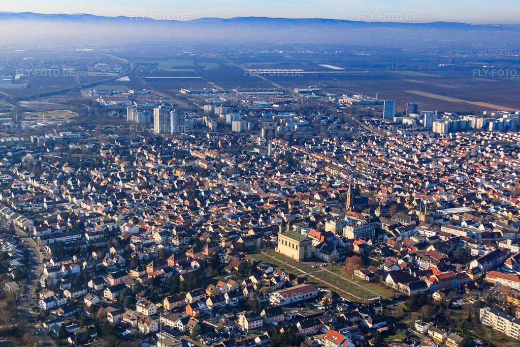 Luftbild: Stadtansicht von Südosten im Ortsteil Oggersheim in Ludwigshafen im Bundesland Rheinland-Pfalz in Deutschland. Foto: IMG_54863.jpg vom 12.12.2012 durch Werner Riehm/FLY-FOTO.deAuflösung des Originals: 4280 x 2853 px