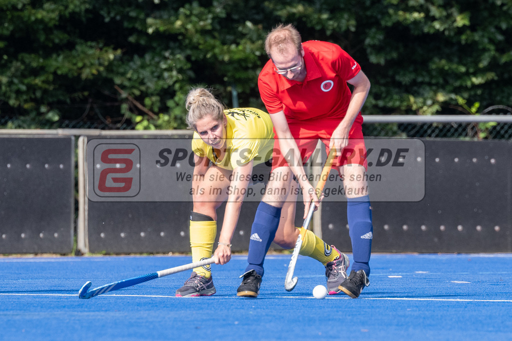 SFE_20240817_0083 | Krefeld, Deutschland, 17.08.2024:  European Cup for Recreational Hockey Players im KTHC Stadion Rot-Weiss Köln Tennis and Hockey Club am 17.08.2024 in Krefeld, Deutschland. (Foto von Stephan Fehrmann)Krefeld, Germany, 17.08.2024: European Cup for Recreational Hockey Players in KTHC Stadion Rot-Weiss Köln Tennis and Hockey Club at 17.08.2024 in Krefeld, Deutschland. (Foto from Stephan Fehrmann)