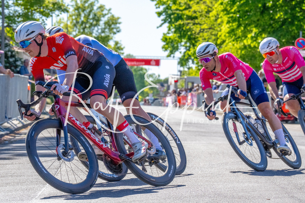 Spurt in den Mai 2026 - Großer Preis der Sparkasse Neuss | Annual one-day road cycling race "Großer Preis der Sparkasse Neuss" held in Büttgen, Germany, organized by VfR Büttgen 1912 e.V. The event features multiple races across all age categories from U11 youth to Elite men. - Realisiert mit Pictrs.com