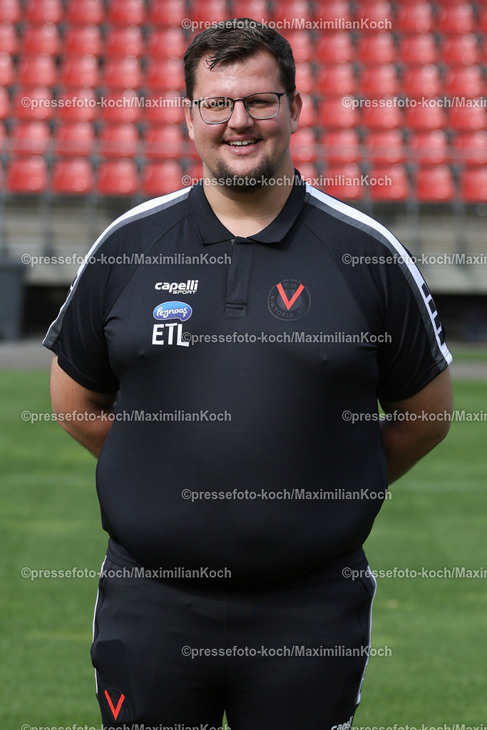 Koe3Liga25072401002 | Hagen Papst (Teammanager); FC Viktoria Köln; 3. Liga, Porträttermin 2024/2025