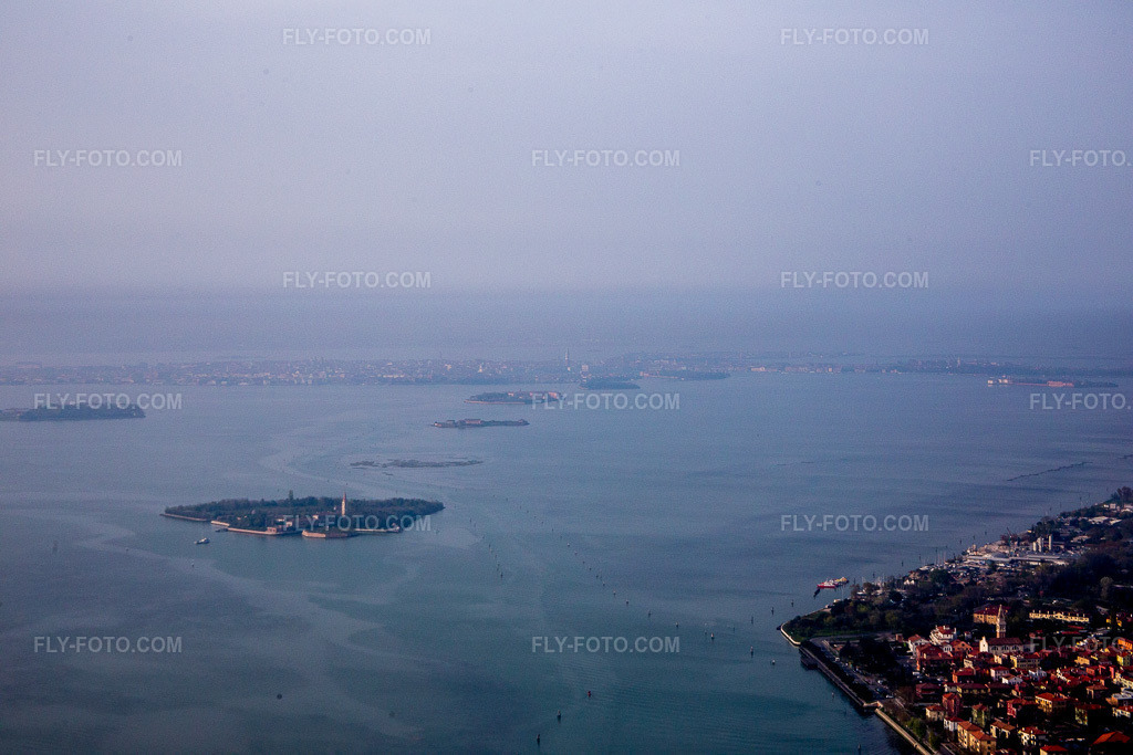 Aerial view: View of the town in Malamocco in the state Veneto, Italy. – Photo: IMG_087475.jpg taken on 04/06/2016 by Werner Riehm/FLY-FOTO.com – Resolution of the original: 5472 x 3648 px