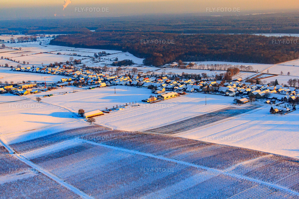 Luftbild: Gräfenberghalle im Winter bei Schnee aus Nordwesten in Freckenfeld im Bundesland Rheinland-Pfalz in Deutschland.Foto: IMG_54763.jpg vom 08.12.2012 durch Werner Riehm/FLY-FOTO.deAuflösung des Originals: 4752 x 3168 px