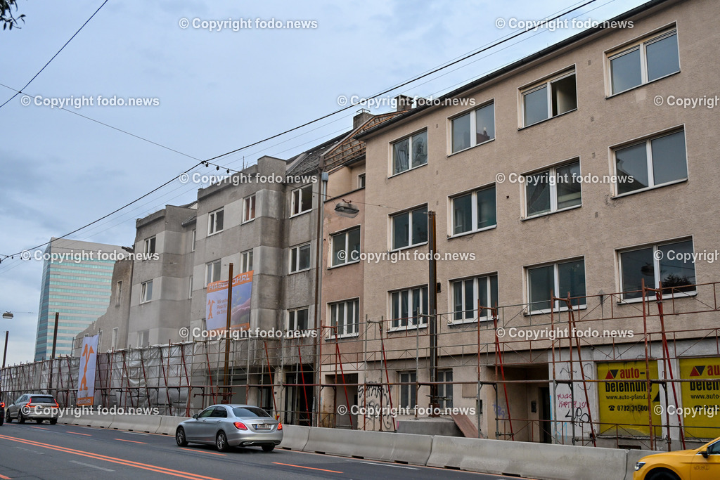 Linz_ Waldeggstrasse_ Abbruchhaeuser_ 22.02.2024-7 | 22.02.2024, Linz, AUT, Waldeggstrasse, im Bild  Abbruchhaeuser fuer Westring A26, Baustelle, Bagger, Schutt, Abriss, Autobahnbau, Asfinag, Infrastruktur, Strassenbau, Verkehrszeichen, 30er

