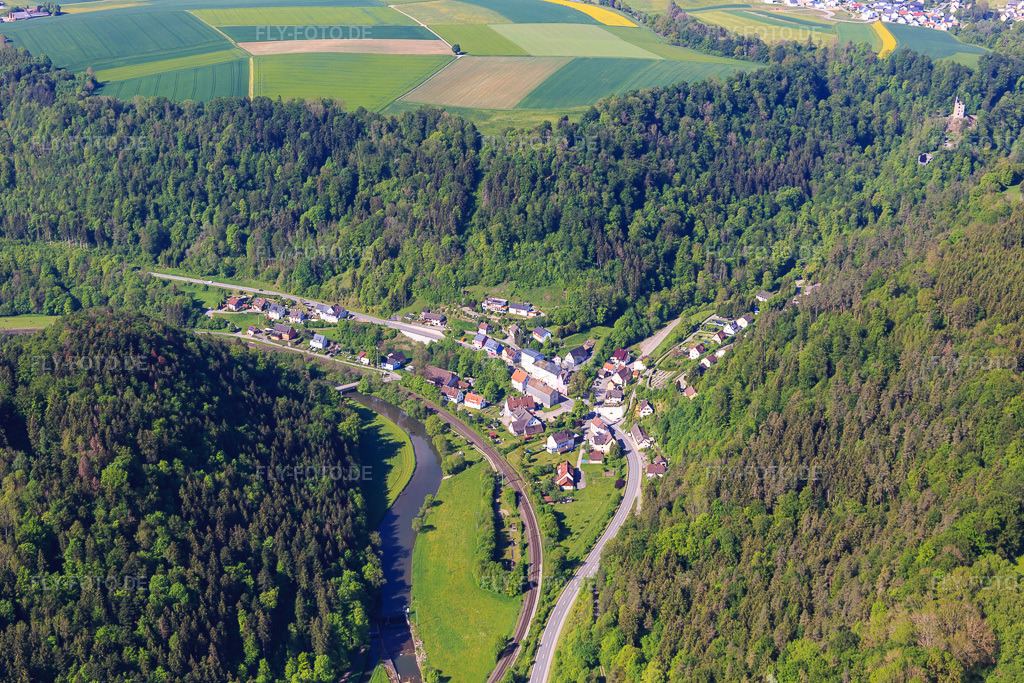 Luftbild: ortsansicht jenseits des Neckar aus Osten im Ortsteil Talhausen in Epfendorf im Bundesland Baden-Württemberg in Deutschland. Foto: IMG_114441.jpg vom 30.05.2019 durch Werner Riehm/FLY-FOTO.de