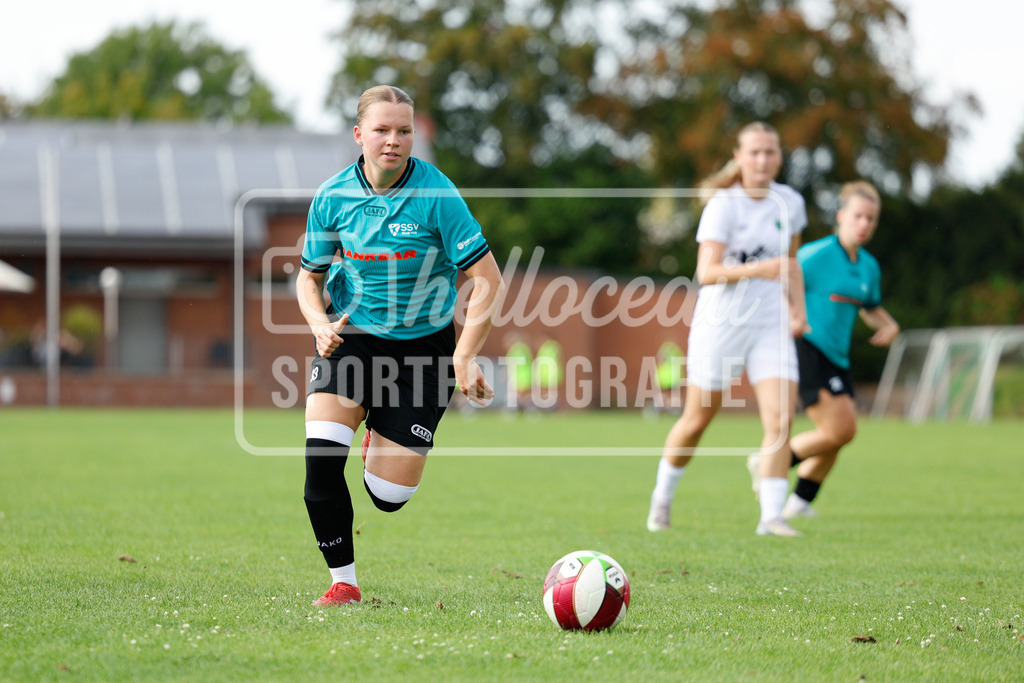 Fußball I Frauen I Westfalenpokal 26-27 I DJK GW Amelsbüren - SSV Rhade  I 18693 | Nele Wansing (33, SSV Rhade) in Ballbesitz - Realisiert mit Pictrs.com