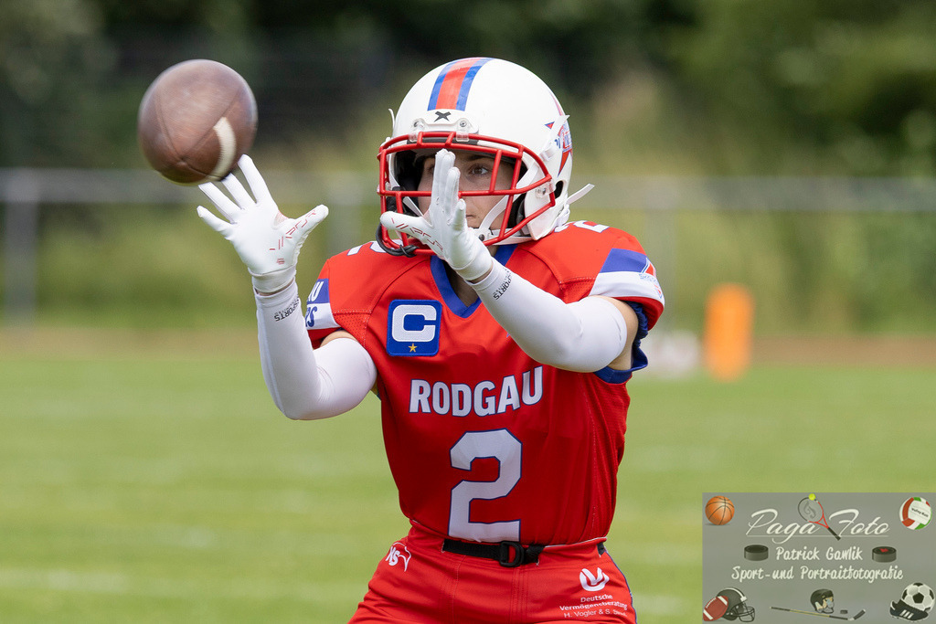 GFLW 1: German Football League Women 1: Rodgau Pioneers Ladies - Stuttgart Scorpions Sisters, 07.06.2026 | Rebecca Meier (Rodgau Pioneers Ladies #2) fängt einen Ball,, Freisteller, Portrait / Porträt, Rodgau Pioneers Ladies - Stuttgart Scorpions Sisters, Rodgau, Maingau-Energie-Stadion "Am Weichsee", 7.6.2026 - Realisiert mit Pictrs.com