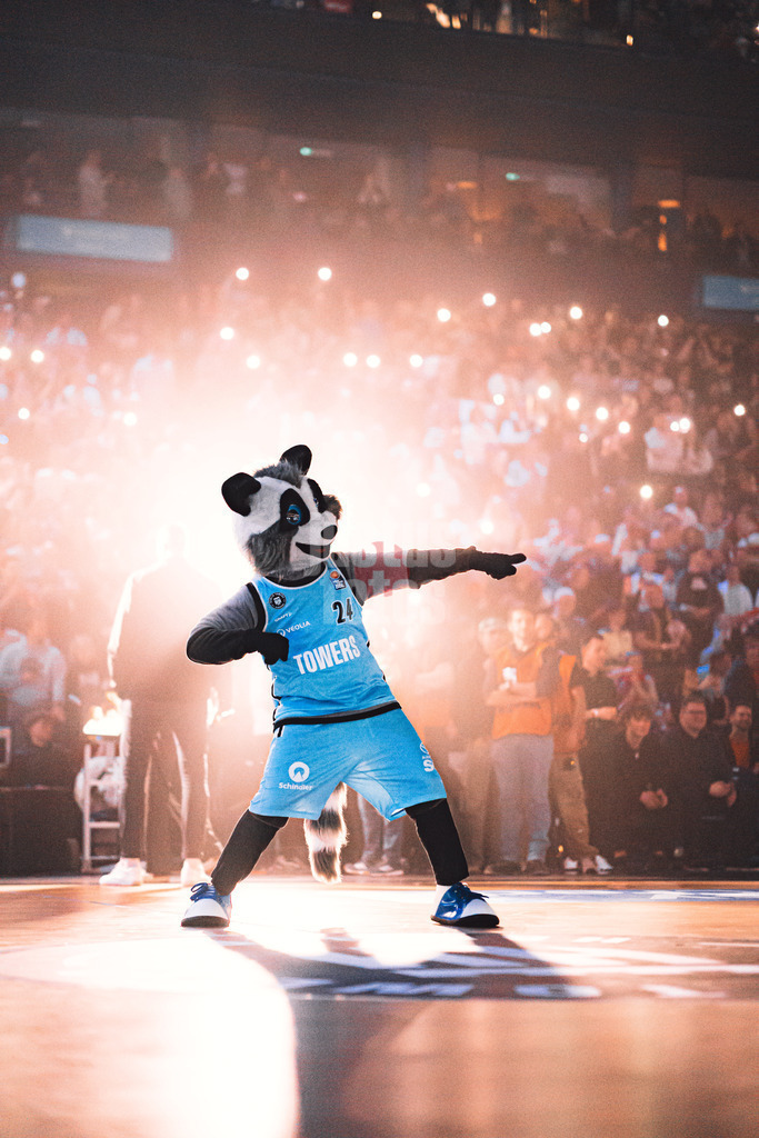 Basketball | Männer | Saison 2023/2024 | easyCredit Basketball Bundesliga | Veolia Towers Hamburg vs. FC Bayern München | 26.03.2024 | Das neue Maskottchen der Hamburg Towers Willy der Waschbär