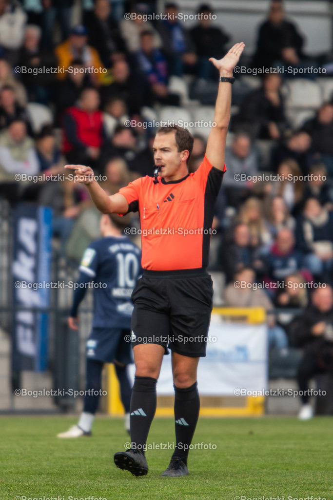 Lasse Lütke-Kappenberg | 08.11.2025, Fußball, Regionalliga West, SSVg Velbert - SC Wiedenbrück: Schiedsrichter Lasse Lütke-Kappenberg in Aktion - Realisiert mit Pictrs.com