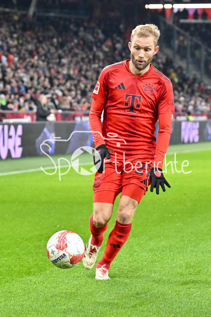 Augsburger Panther - EC VSV | am BAll Konrad LAIMER (FC Bayern Muenchen 27) / Freisteller / Einzelfoto / Testspiel: RB Salzburg - FC Bayern Muenchen, Red Bull Arena am 06.01.2025