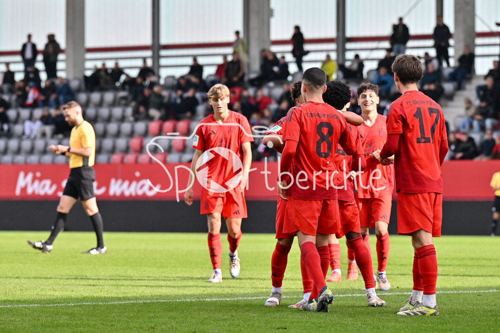 FC Bayern München U19 - SpVgg Unterhaching U19 | Jubel der Bayern nach dem Treffer zum 3-1 durch Felipe CHAVEZ (FC Bayern Muenchen U19 #8) / Freude / Happy / Tor / Torschuetze