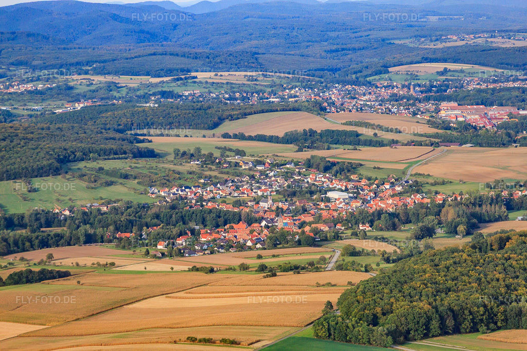 Luftbild: Ortsansicht aus Süden in Gumbrechtshoffen im Bundesland Bas-Rhin in Frankreich. – Foto: IMG_53625.jpg vom 30.09.2012 durch Werner Riehm/FLY-FOTO.de – Auflösung des Originals: 4752 x 3168 px